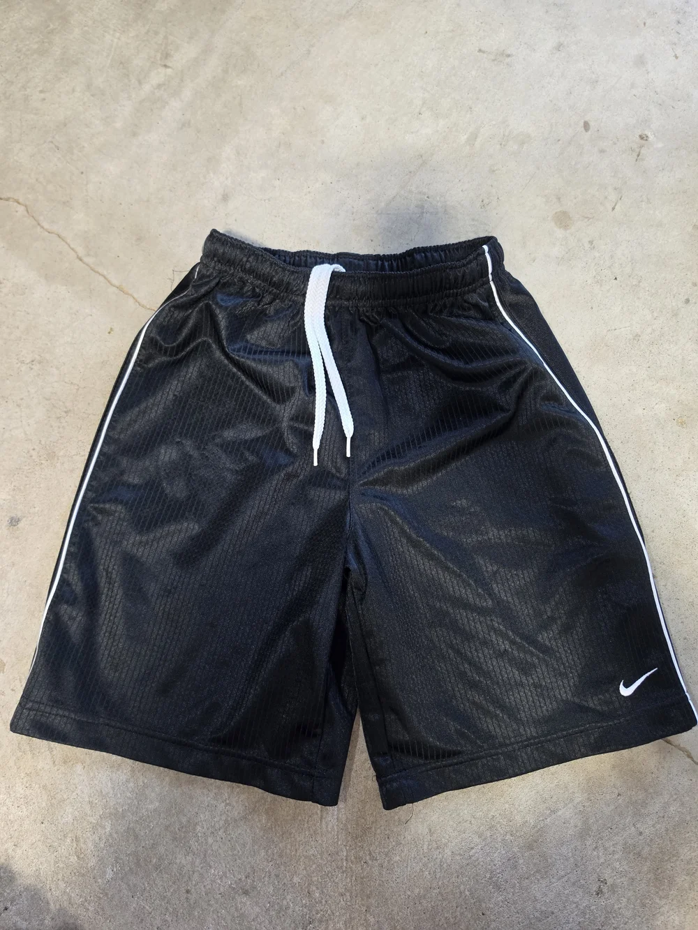 Nike Boys Black Dri-FIT Athletic Basketball Shorts White Trim Size Small 8